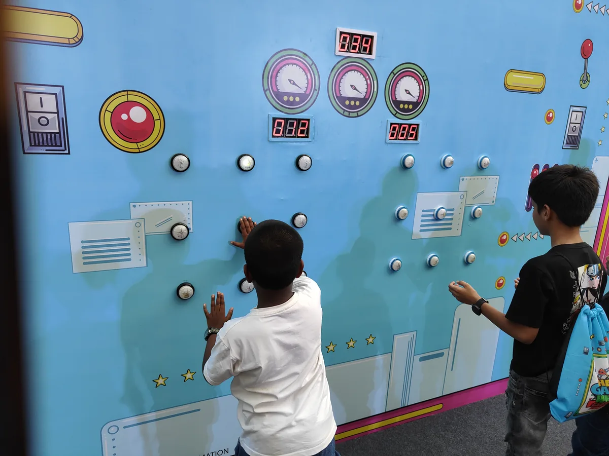 Two-player reaction game arranged for a Mumbai celebration
