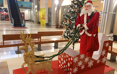 Christmas office decorating, Christmas balloon decorations, theme decorations for Christmas, Christmas decor rentals, Christmas event decor, corporate Christmas decorations, Christmas office decorators