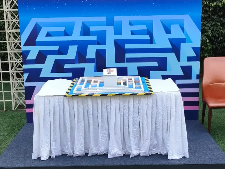 Guests enjoying maze game during a Mumbai celebration